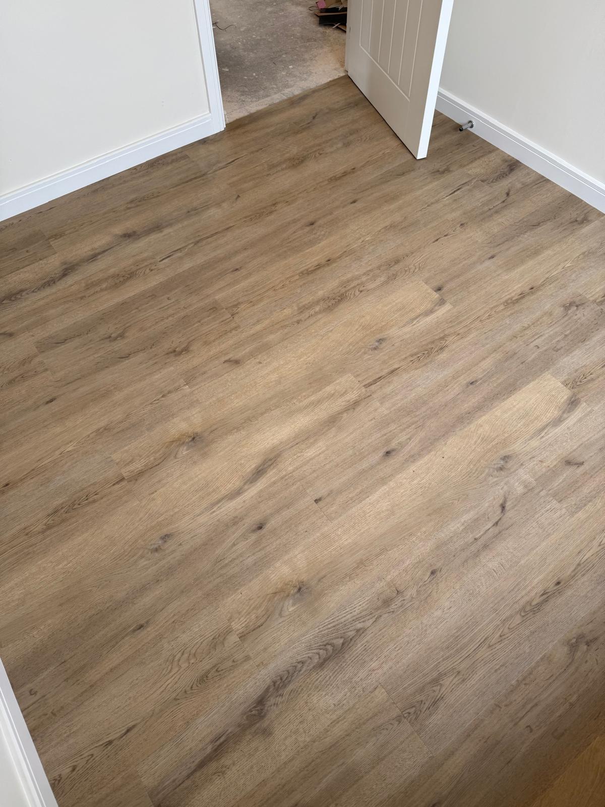 Natural oak plank LVT